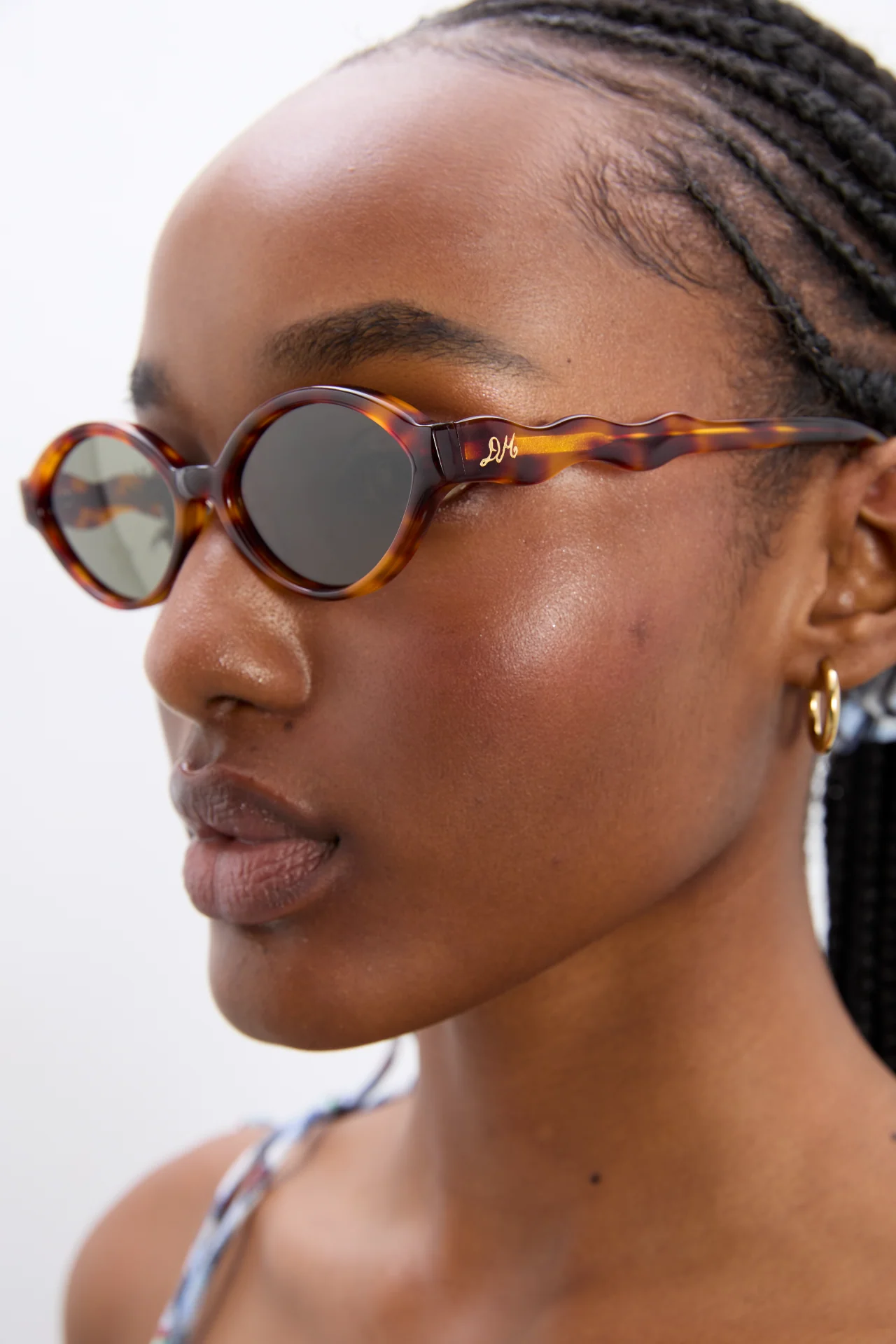 Slim Oval Sunglasses With Wavy Temple In Tort - Image 6